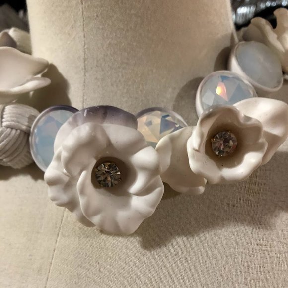 RARE SIGNED J CREW STATEMENT LG WHITE BRULEE RUBBER FLOWER CRYSTAL NECKLACE
